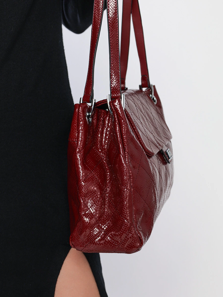 Сумка лакированная бордового цвета с тиснением под кожу рептилии